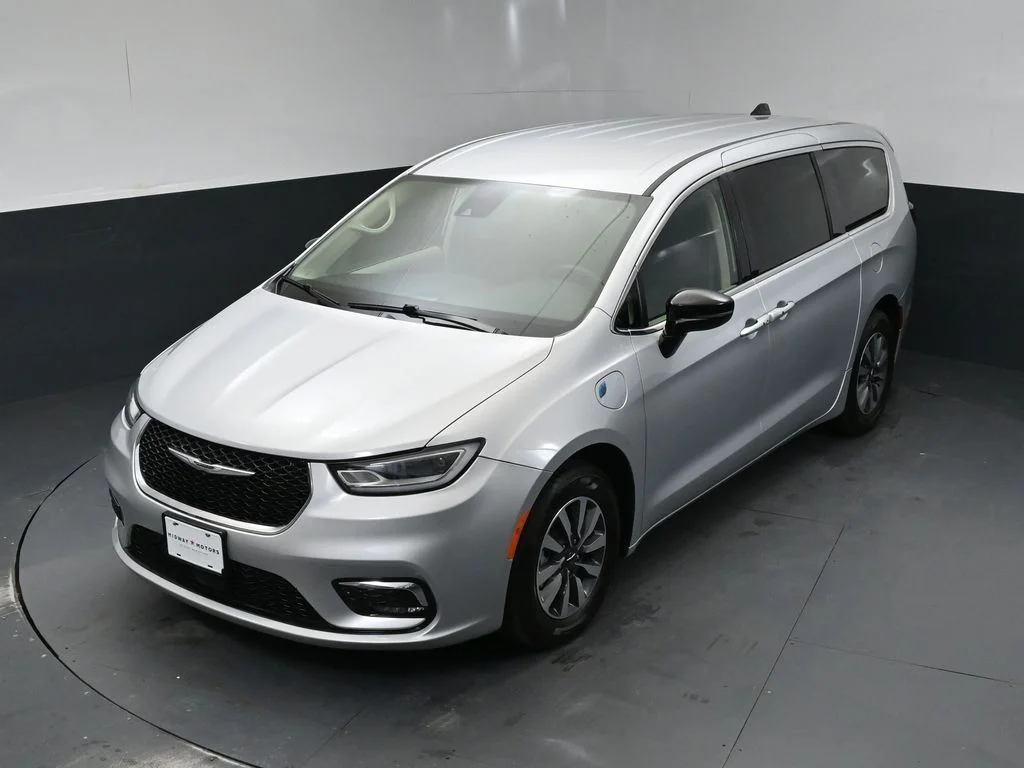 Used 2024 Silver Chrysler Select image 39
