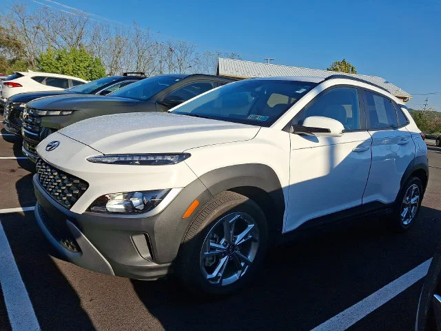 Used 2023 White Hyundai SEL image 2