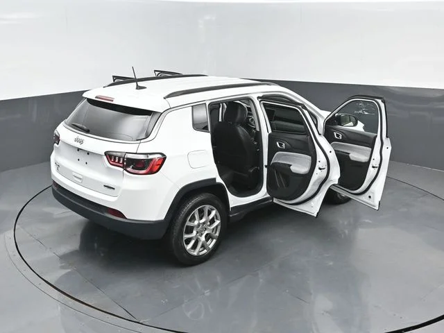 Certified Used 2022 Bright White Clearcoat Jeep Latitude Lux image 27