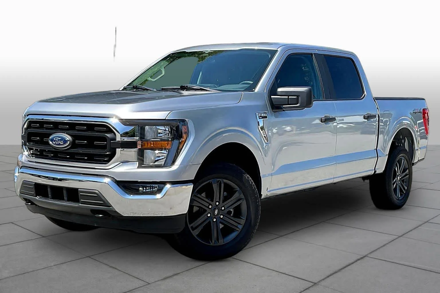 Used 2023 Iconic Silver Metallic Ford XLT image 2
