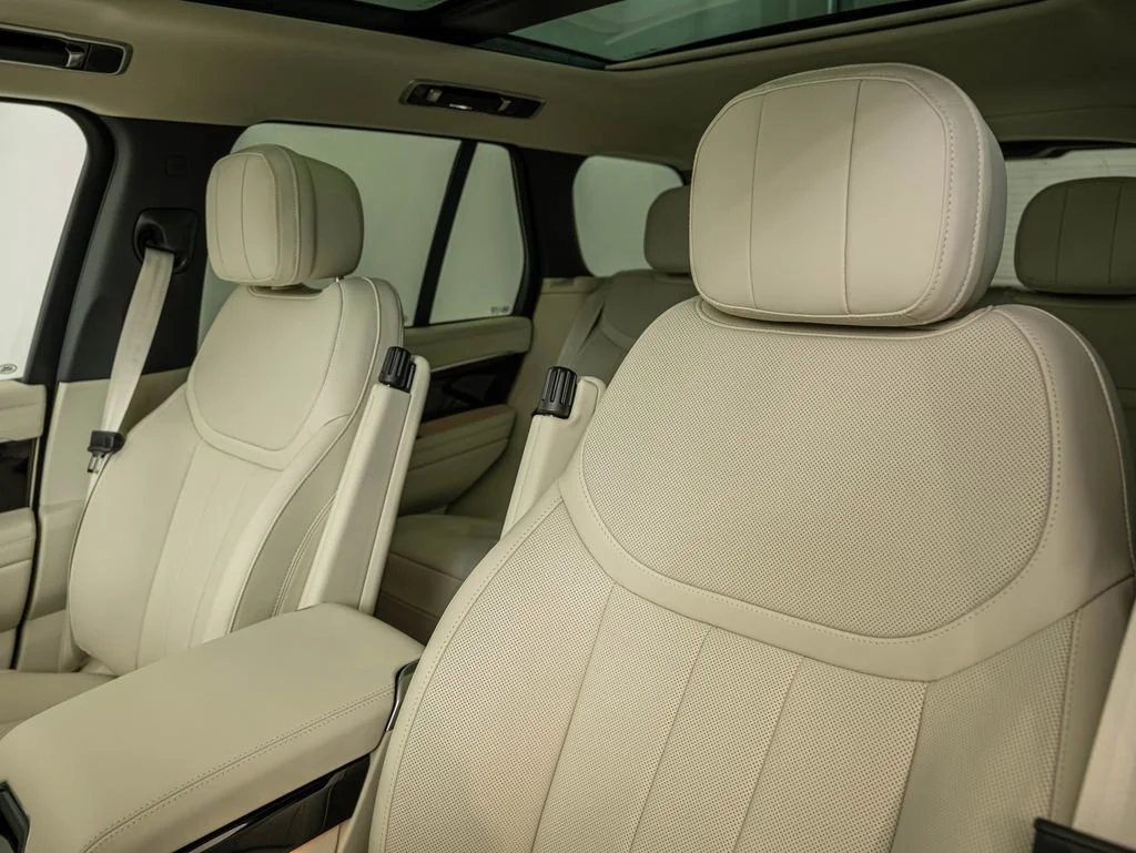 New 2026 Icy White Satin Land Rover SE image 31