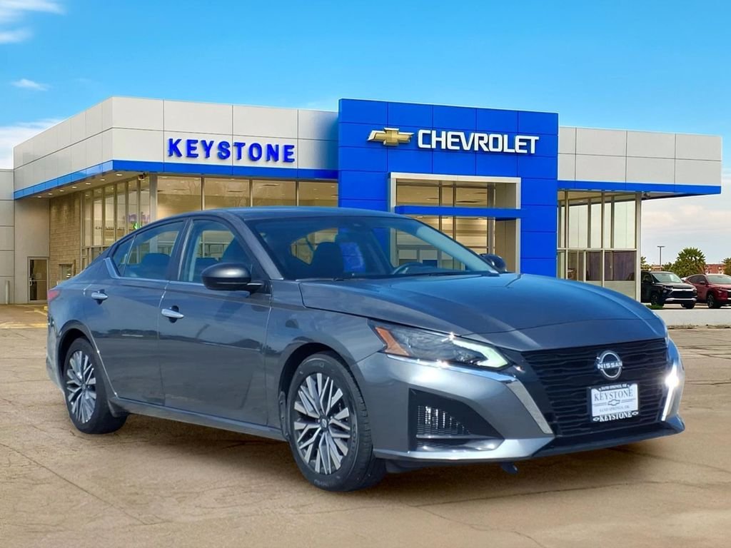 Used 2025 Gray Nissan SV FWD image 1