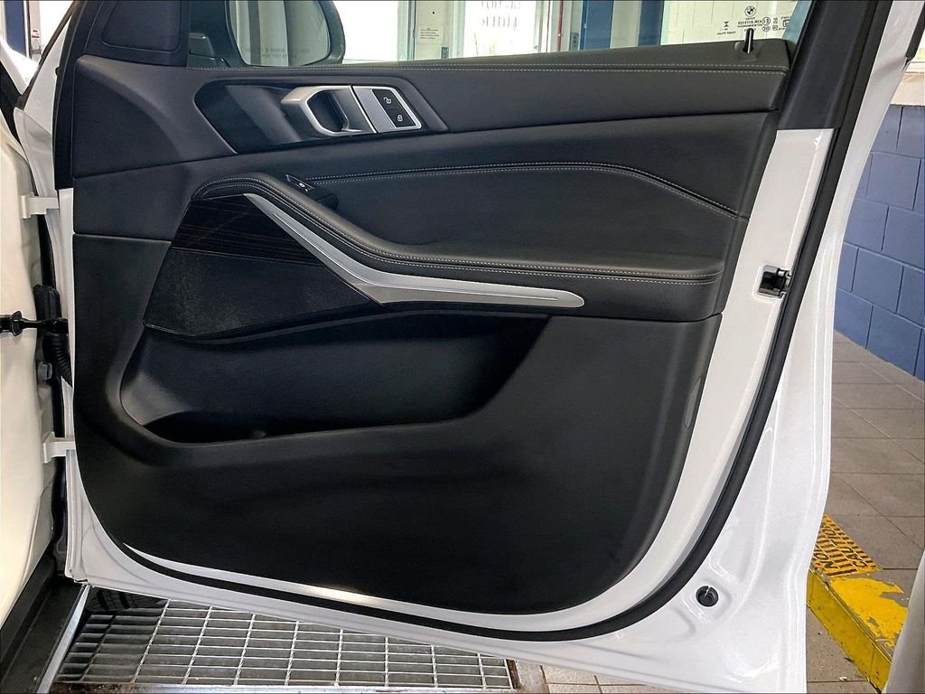 Used 2025 White BMW xDrive40i image 12