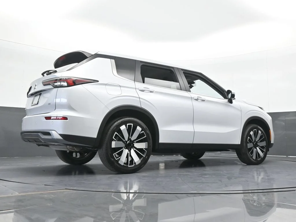 New 2026 Diamond White Mitsubishi SE image 69