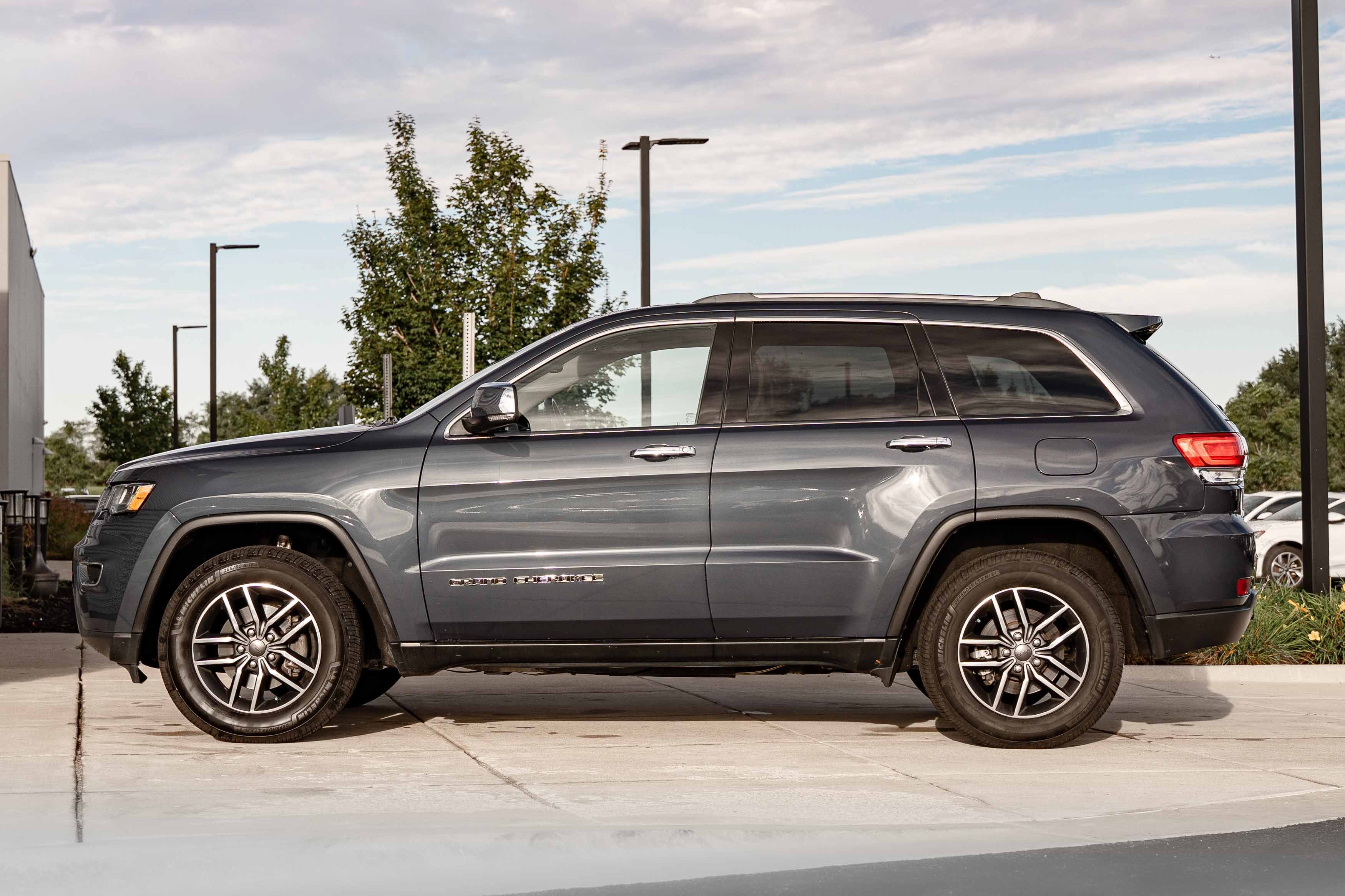 Used 2019 Slate Blue Pearlcoat Jeep Limited image 6