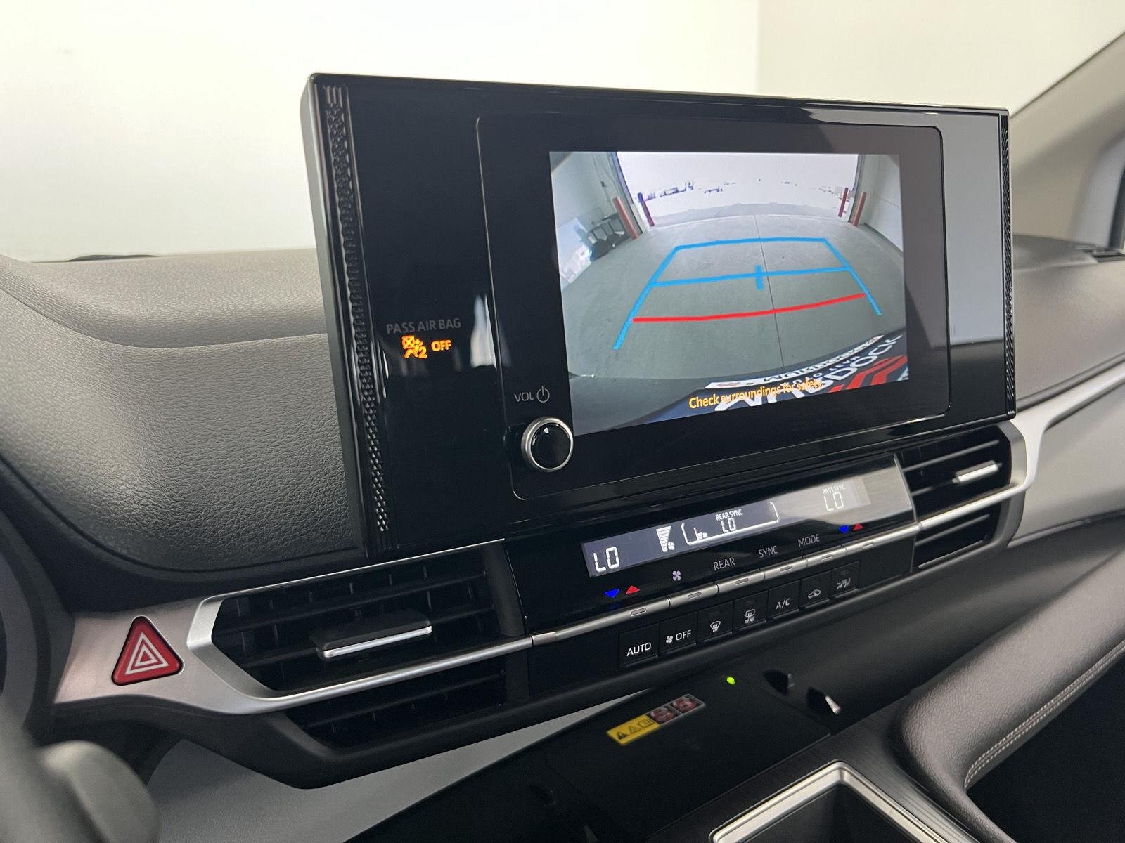 2025 Toyota Sienna LE - Photo 17
