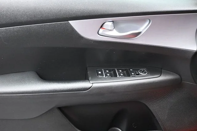 Used 2023 Red Kia LXS image 8