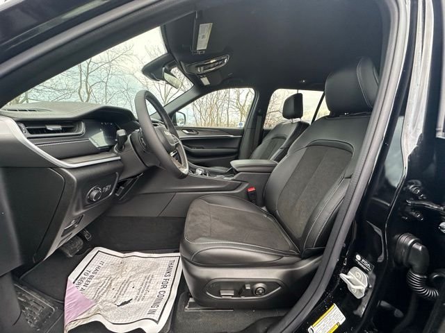 New 2026 Diamond Black Crystal Pearl-Coat Exterior Paint Jeep Altitude image 23