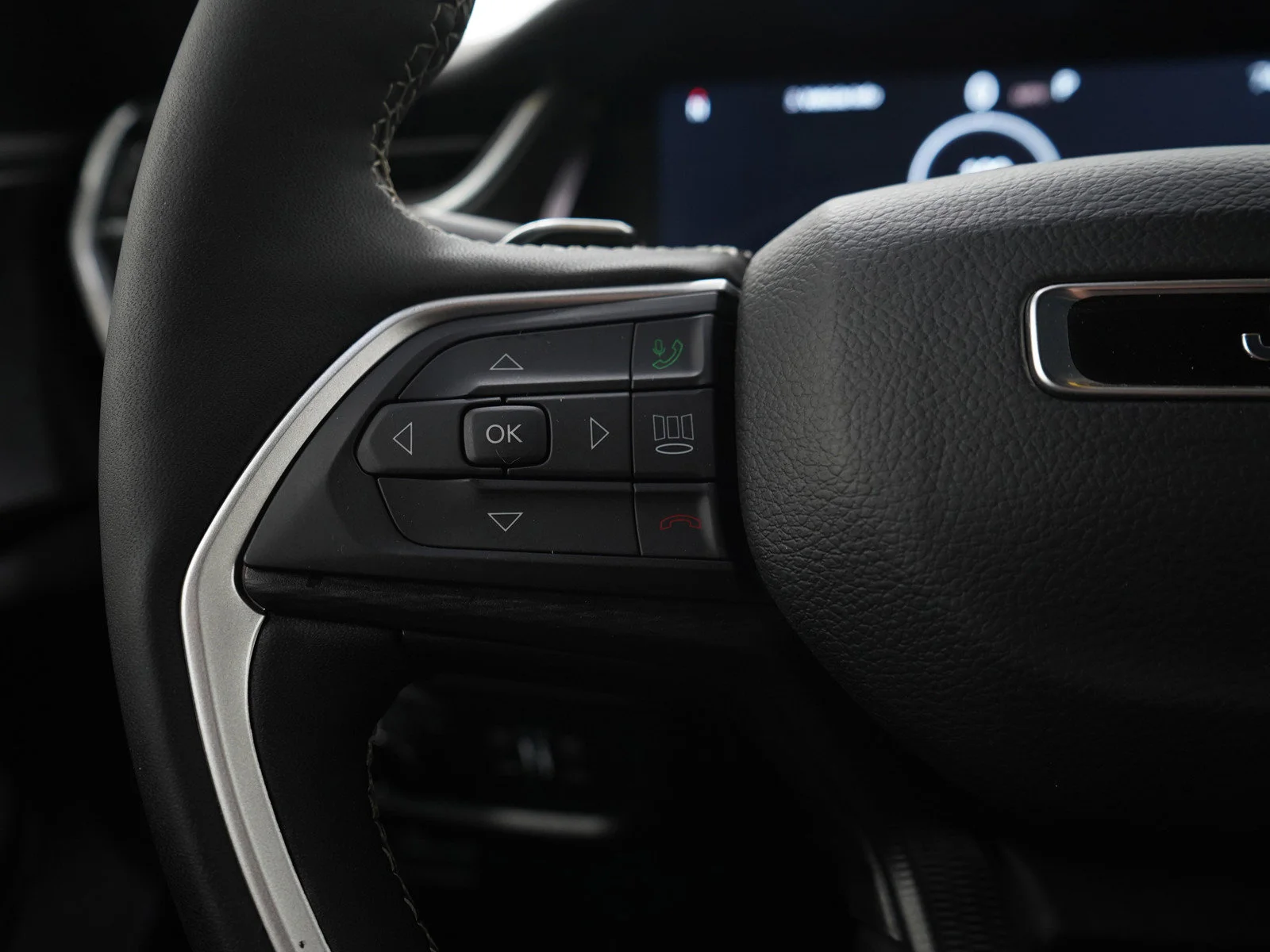 Used 2025 Diamond Black Crystal Pearlcoat Jeep Altitude image 23