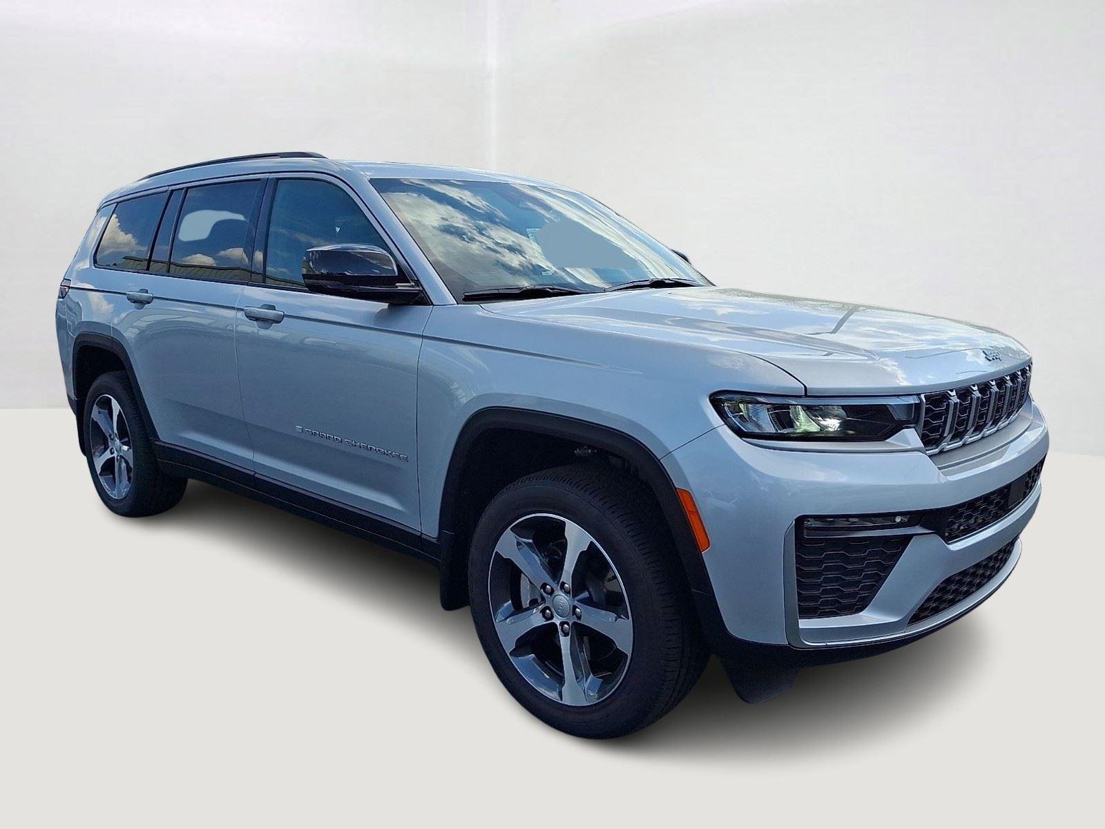 New 2026 Silver Zynith Exterior Paint Jeep Limited image 2