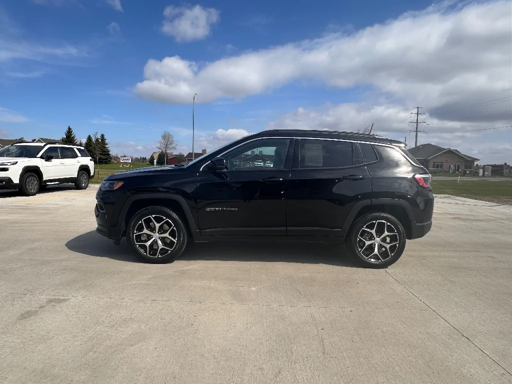 Used 2024 Diamond Black Crystal Pearlcoat Jeep Limited image 1