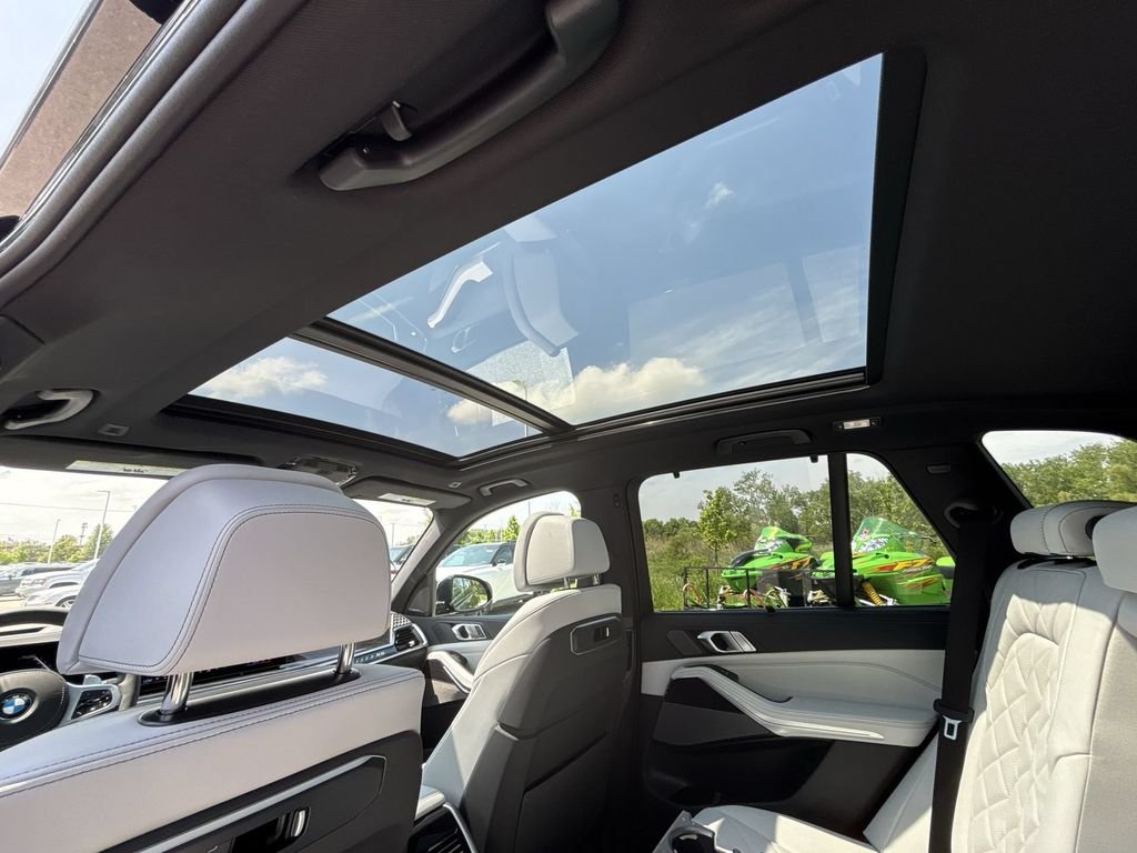 New 2026 Carbon Black Metallic BMW xDrive40i image 16