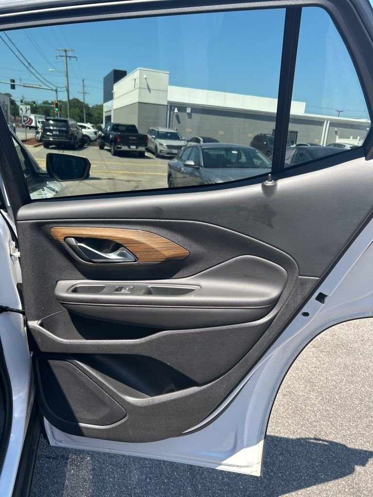 Used 2018 White GMC SLE image 19
