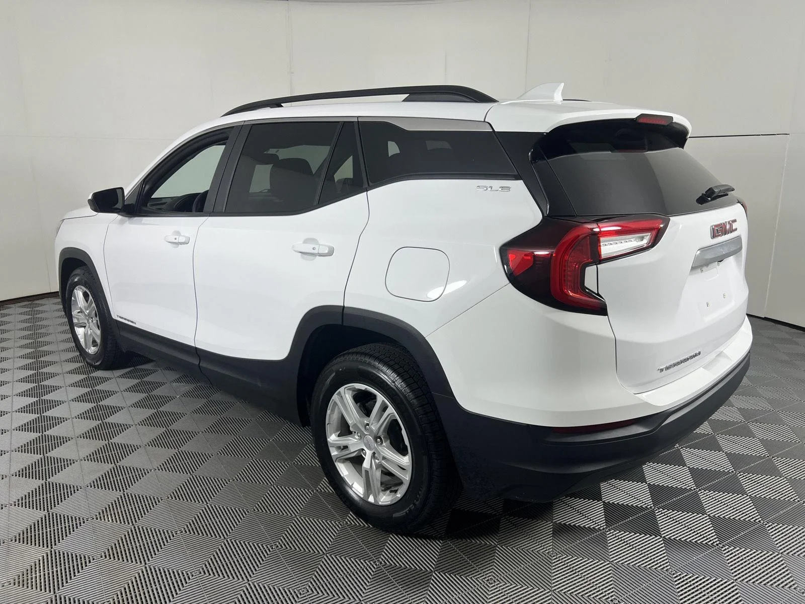 Used 2024 Summit White GMC SLE image 9