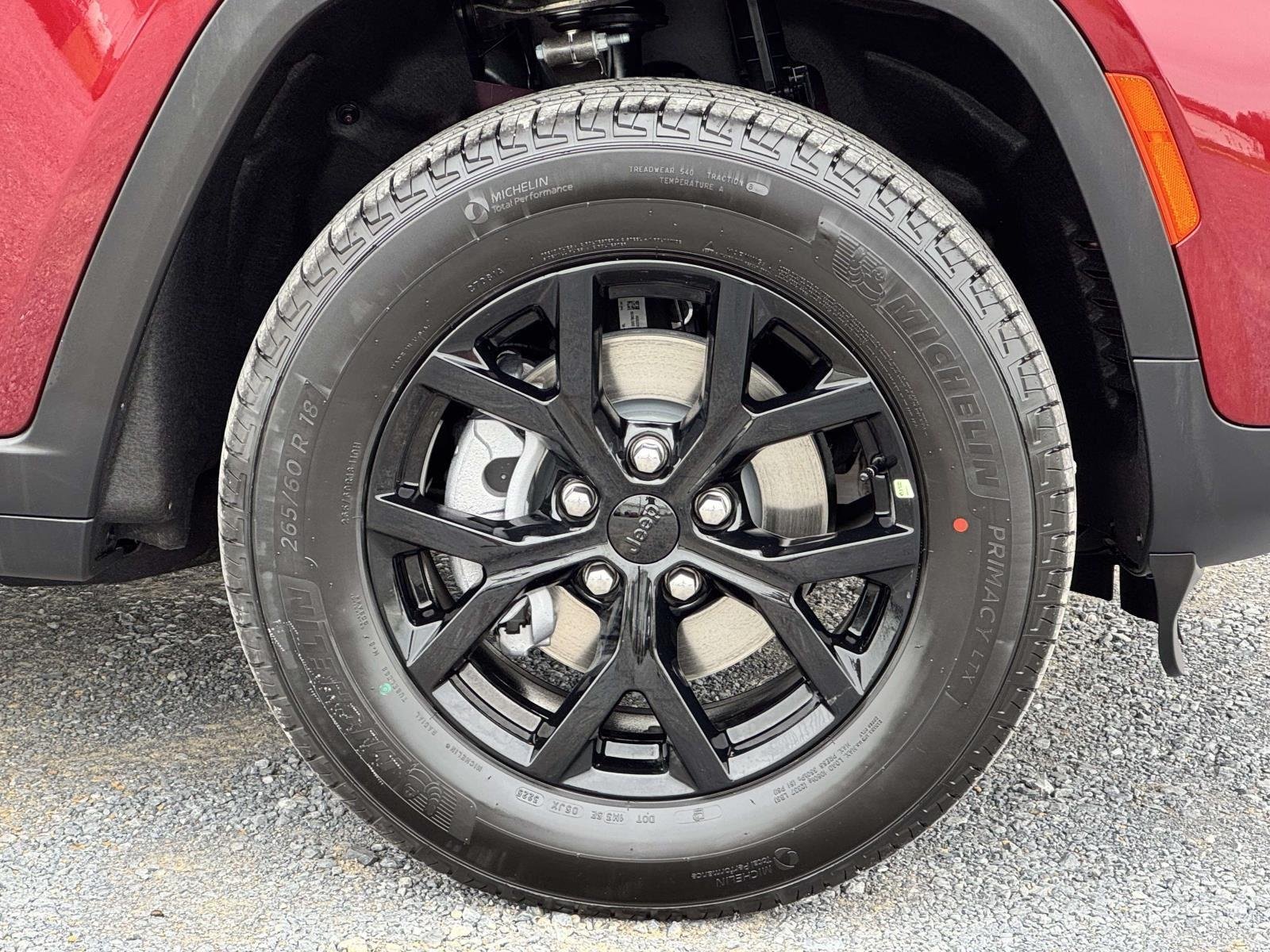 New 2025 Velvet Red Pearl-Coat Exterior Paint Jeep Altitude image 24