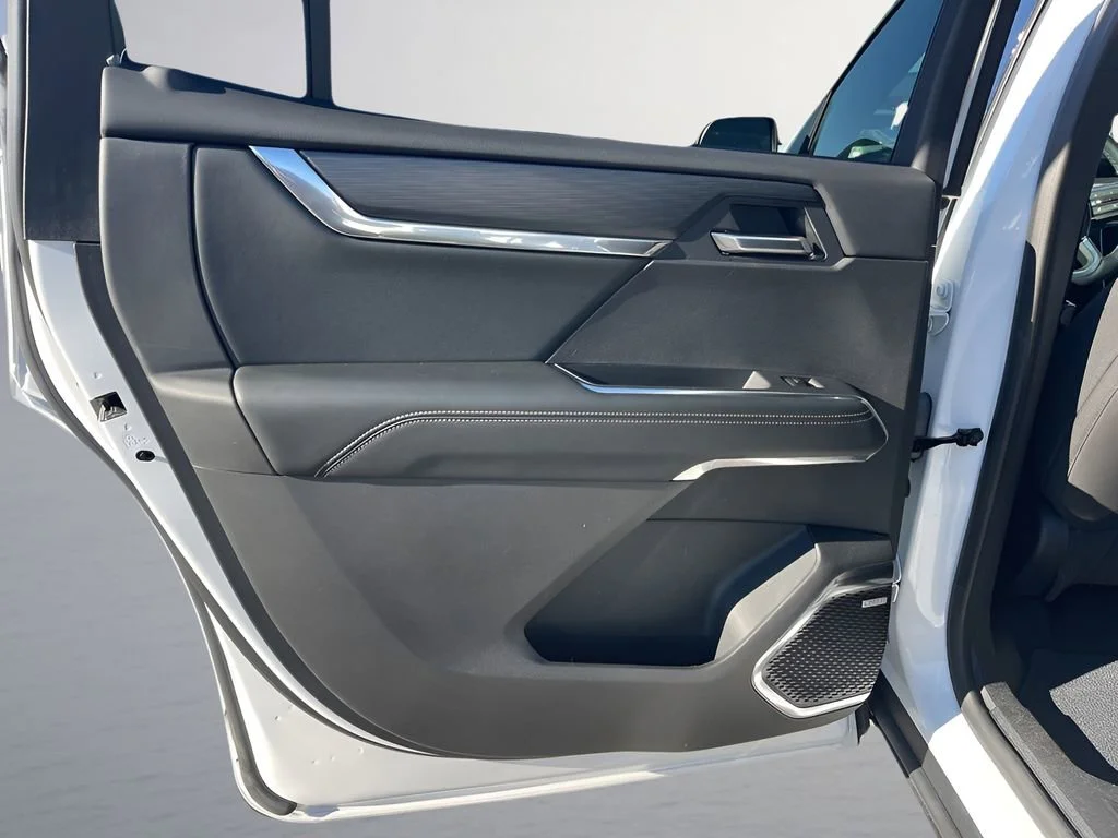 Used 2025 Summit White GMC Elevation image 13