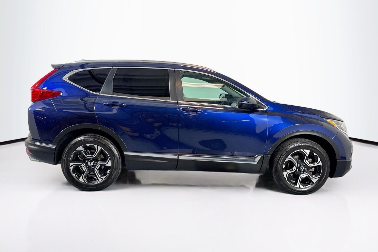 Used 2018 Obsidian Blue Pearl Honda Touring image 4