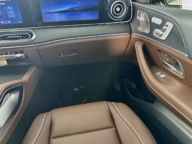 New 2027 White Mercedes-Benz GLS 450 image 23