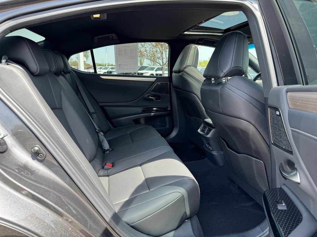 2025 Lexus ES - Photo 9