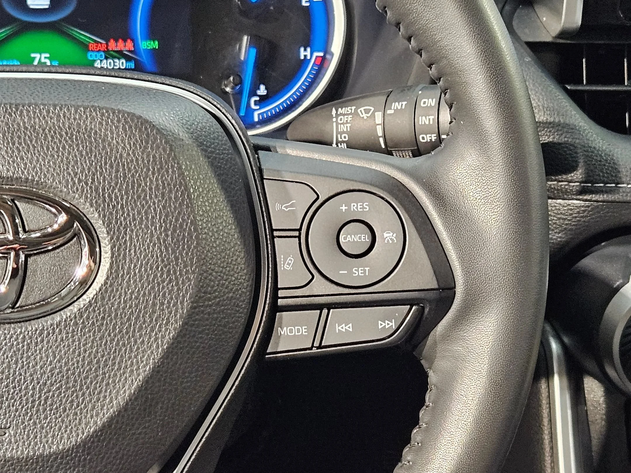 Used 2024 Wind Chill Pearl Toyota Hybrid XLE Premium image 29