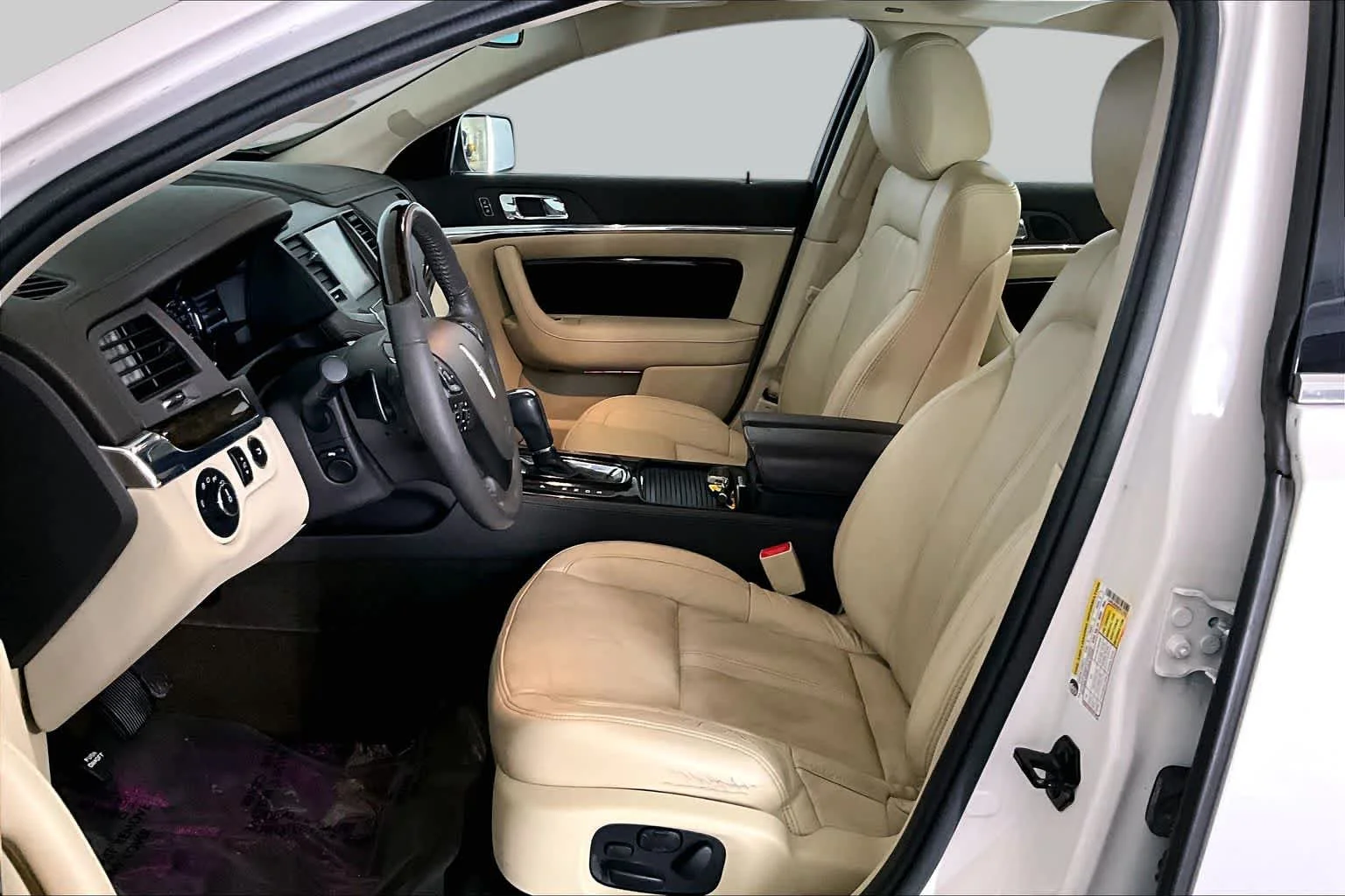 Used 2014 White Platinum Metallic Tri-Coat Lincoln  image 9