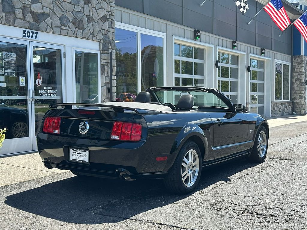 Used 2005 Black Ford  image 21