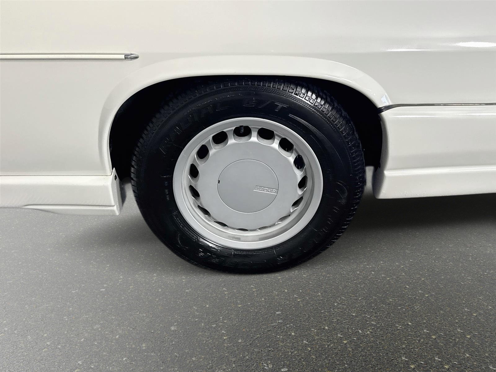 Used 1991 White Jaguar V12 image 25
