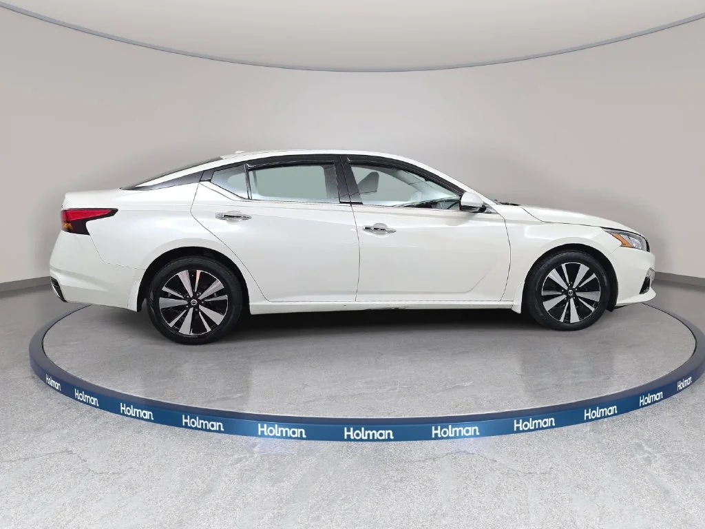 Used 2020 White Nissan 2.5 SL image 5