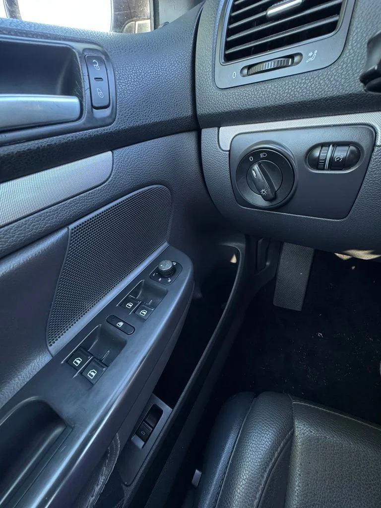 Used 2009  Volkswagen 2.5L SE image 13