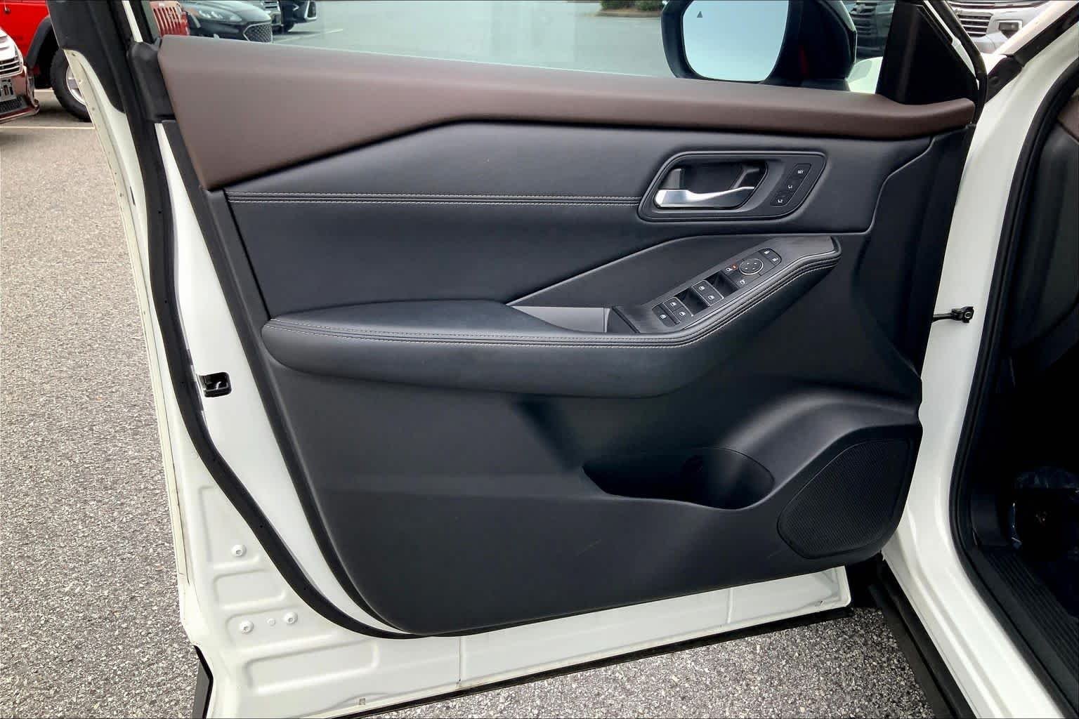Used 2023 Pearl White Tricoat/Super Black Nissan SL image 40