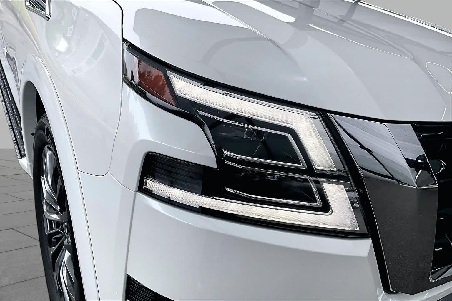 Used 2023 Aspen White Tricoat Nissan Platinum image 28