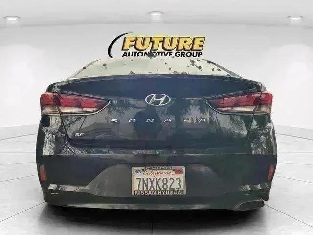 Used 2018 Black Hyundai SE image 4