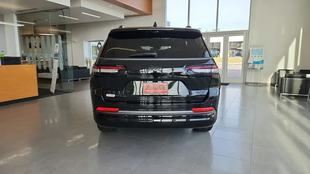 New 2026 Diamond Black Crystal Pearl-Coat Exterior Paint Jeep Summit image 6