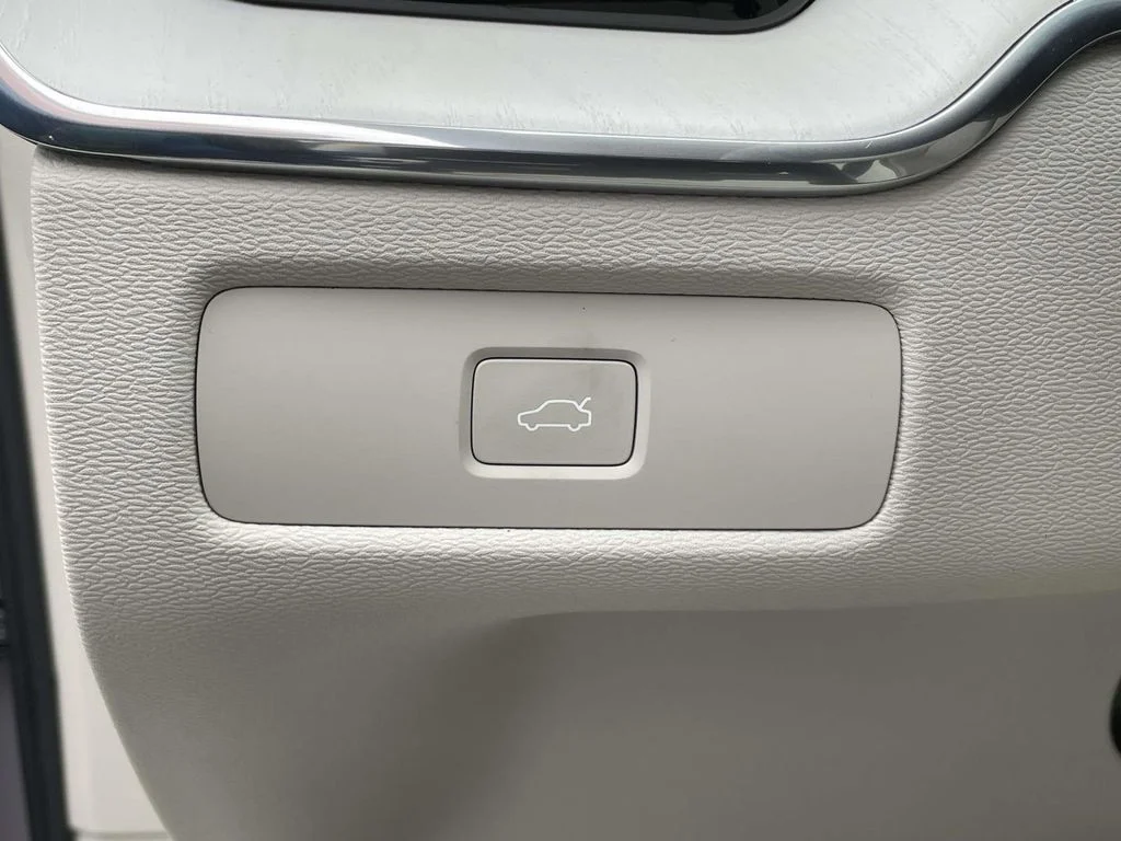 New 2026 Aurora Silver Volvo Ultra image 9