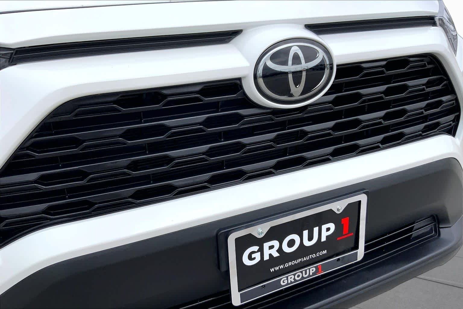 Used 2023 Wind Chill Pearl Toyota XLE Premium image 29