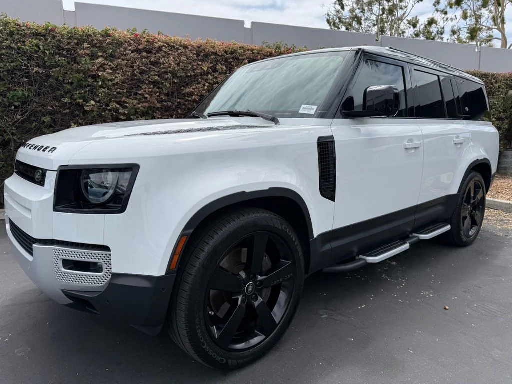 Used 2023 Fuji White Land Rover SE image 6