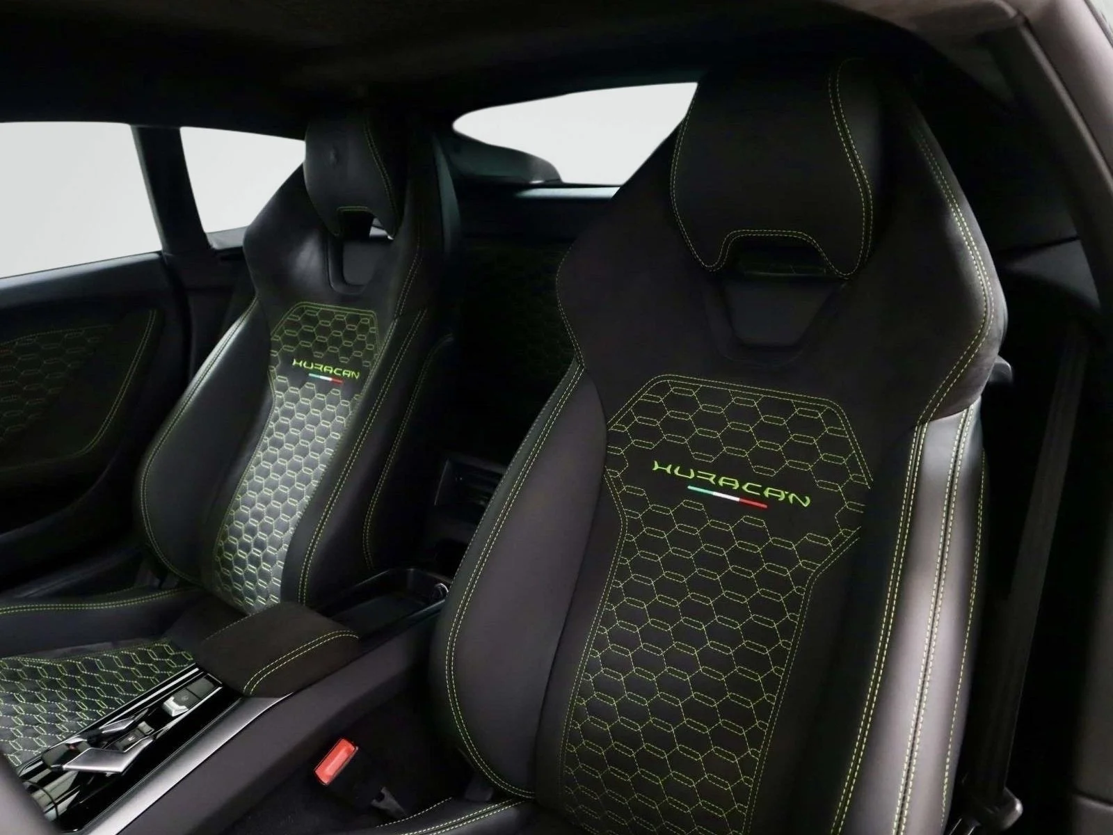Used 2018 Verde Mantis Pearl Effect Lamborghini  image 19