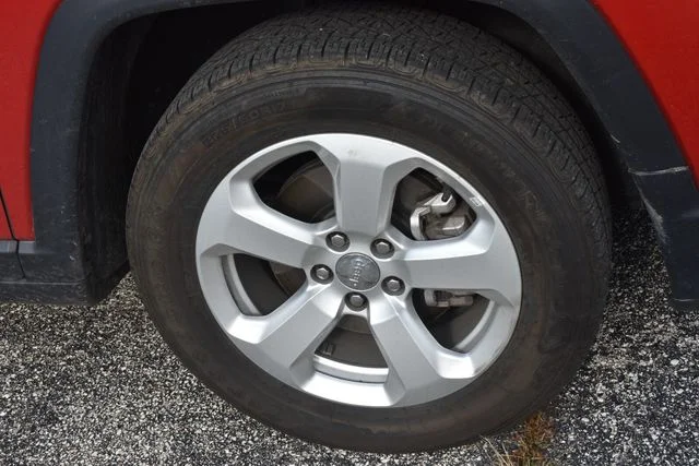 Used 2023 Black Jeep Laredo image 12