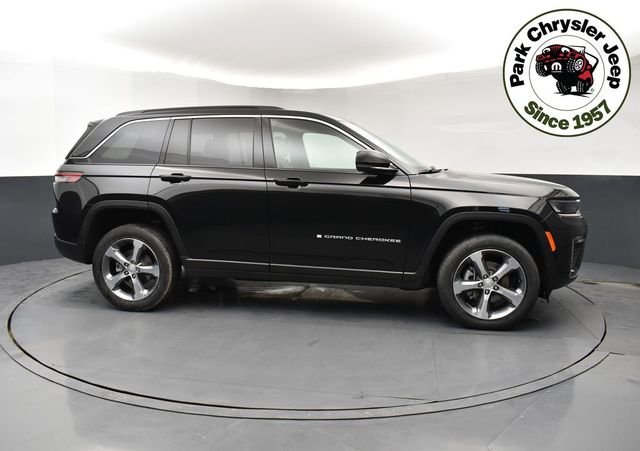 New 2026 Diamond Black Crystal Pearl-Coat Exterior Paint Jeep Limited image 1