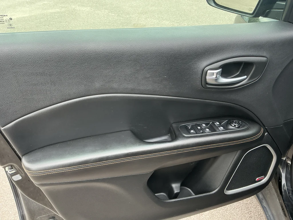 Used 2018 Diamond Black Crystal Pearlcoat Jeep Limited image 10