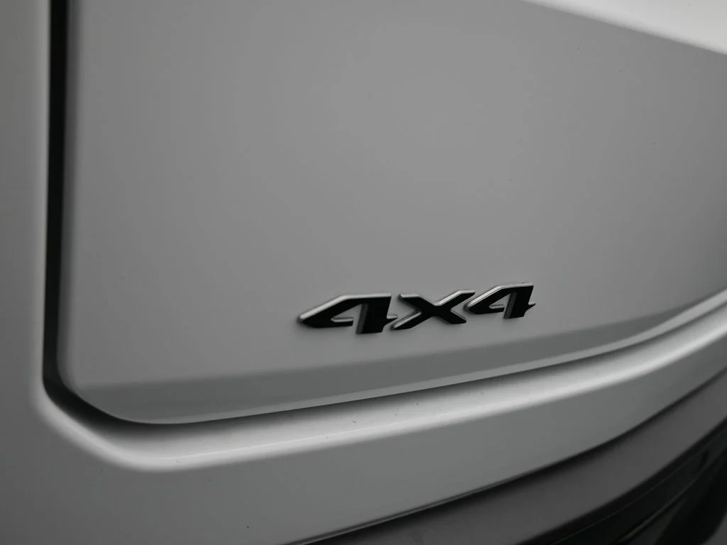 New 2026 Bright White Clear-Coat Exterior Paint Jeep Limited Reserve image 37
