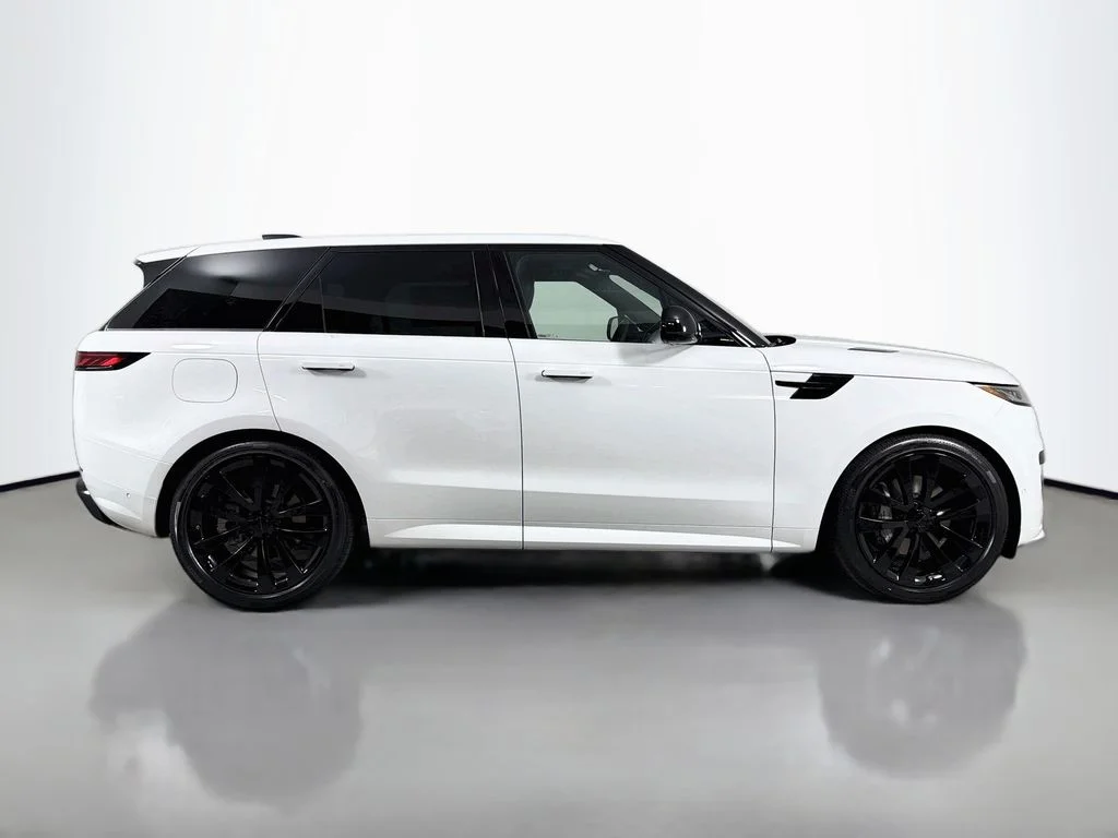New 2026 Fuji White Land Rover Dynamic SE image 4