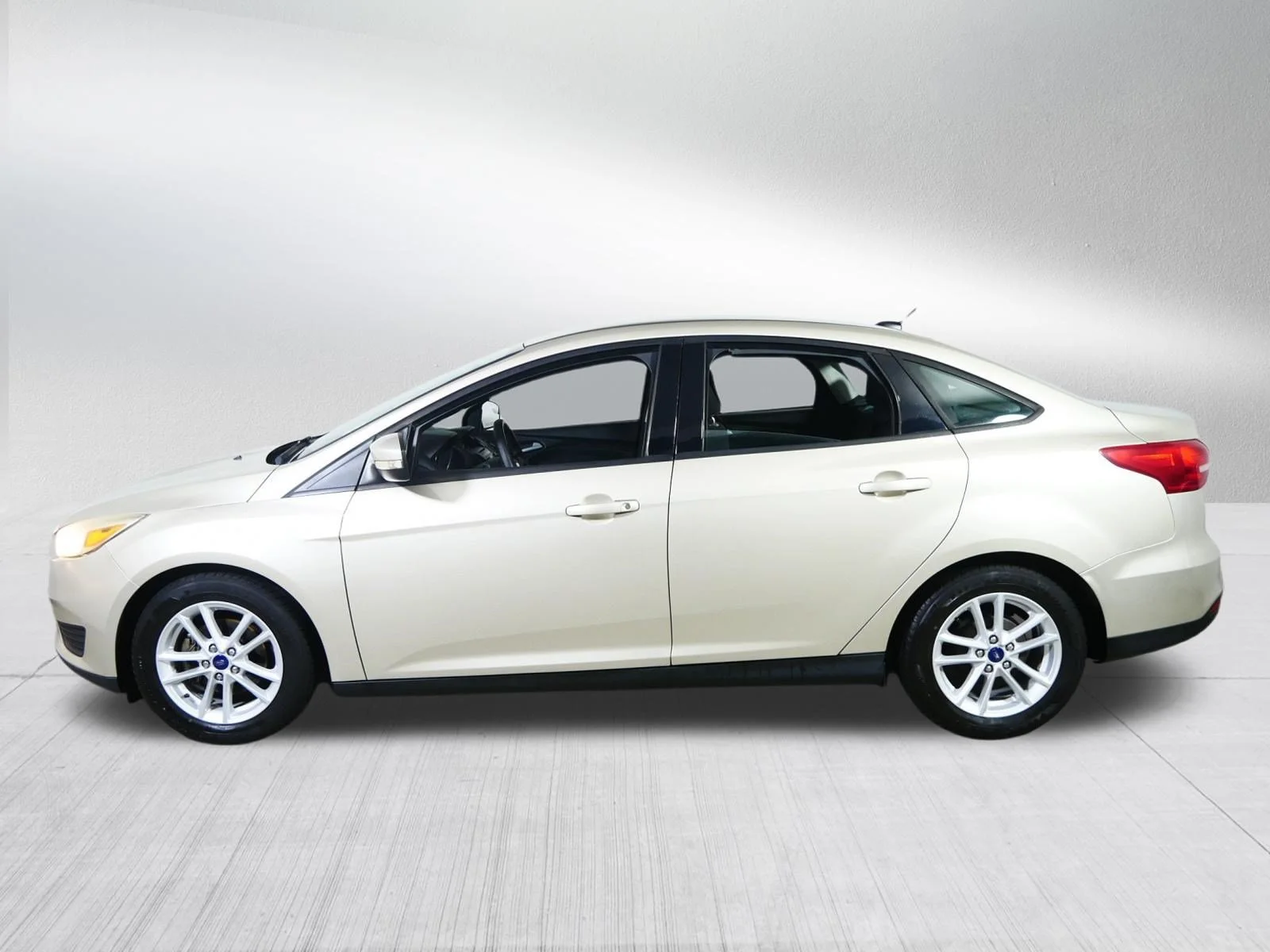 Used 2017 White Gold Metallic Ford SE image 4