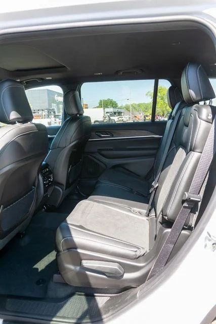 New 2026 Bright White Clear-Coat Exterior Paint Jeep Laredo image 10