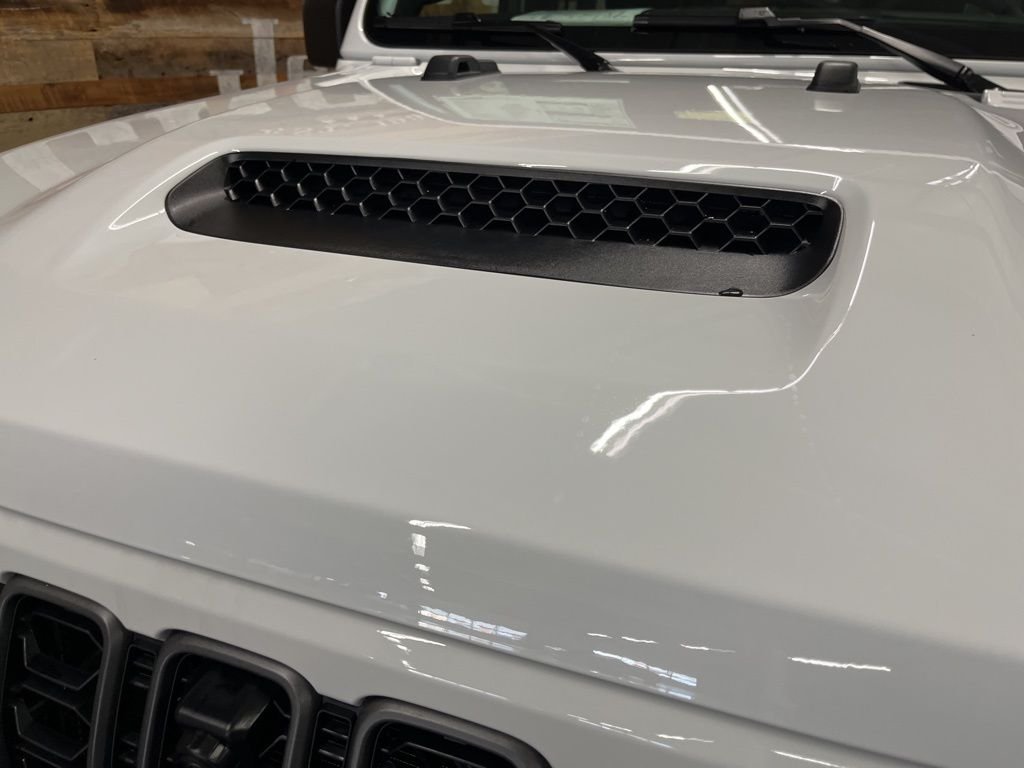 New 2026 Bright White Clear-Coat Exterior Paint Jeep Rubicon X image 9
