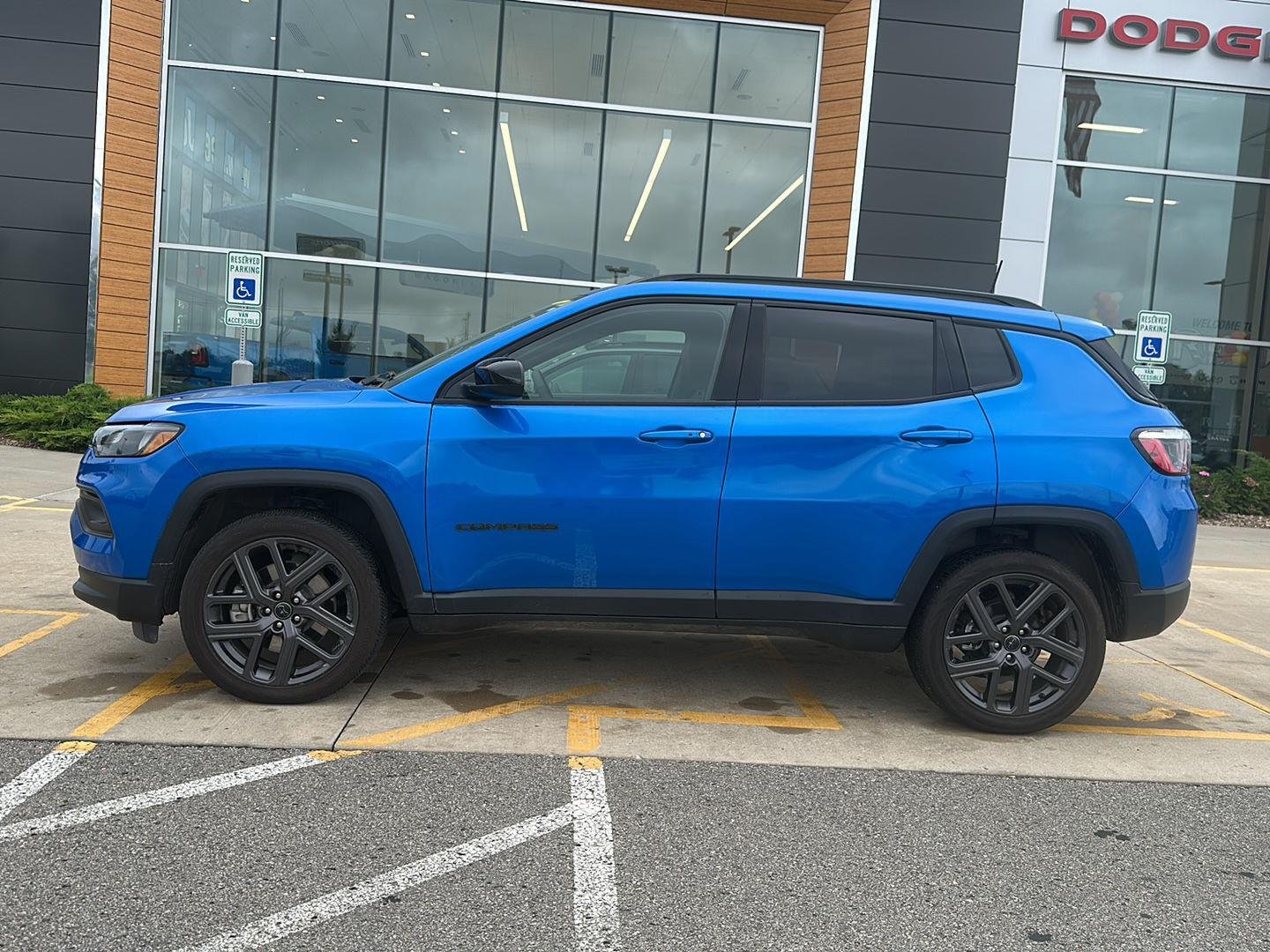 New 2026 Hydro Blue Pearl-Coat Exterior Paint Jeep Latitude Altitude image 2