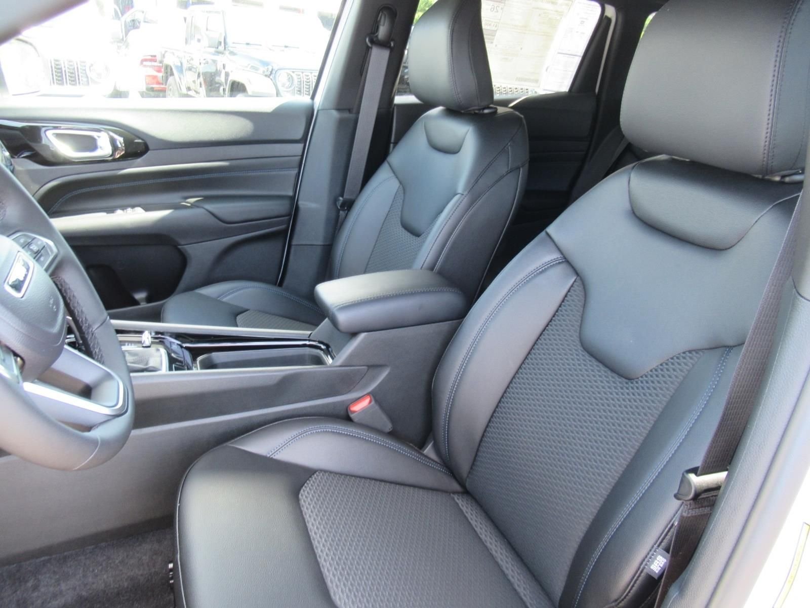New 2026 Bright White Clear-Coat Exterior Paint Jeep Latitude image 19