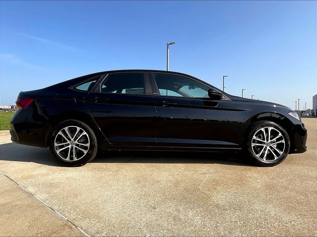 New 2026 Black Volkswagen 1.5T Sport image 2
