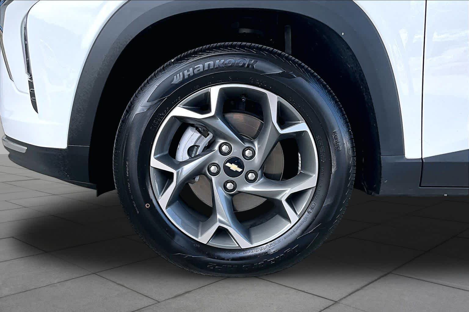 Used 2025 Summit White Chevrolet LT image 11