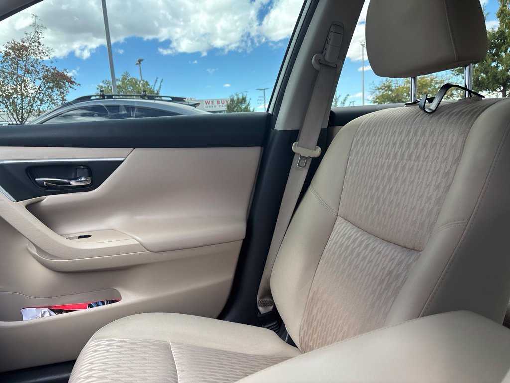 Used 2018 White Nissan 2.5 SV image 28
